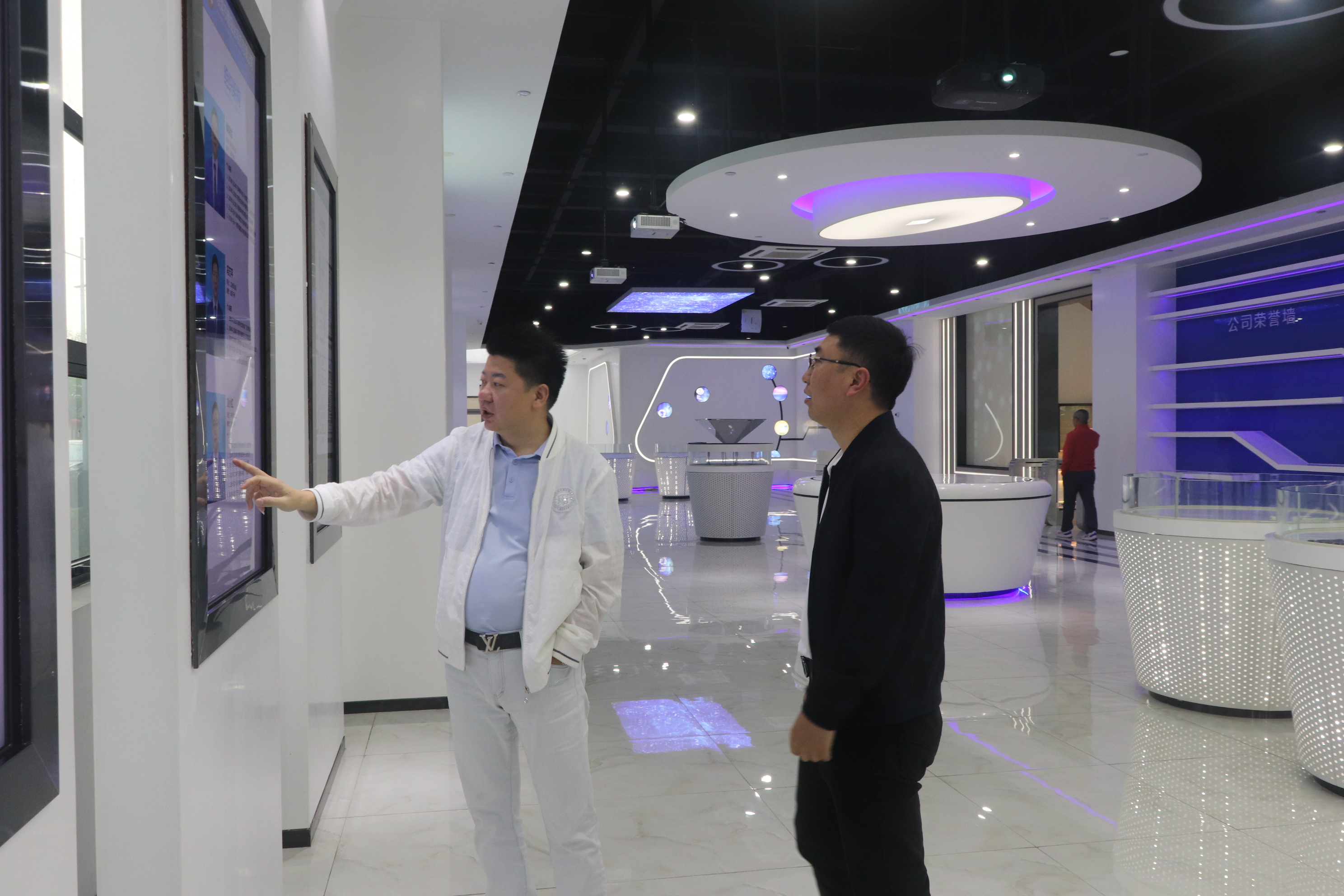2025.4.7 Warmly welcome customers to visit our company to guide the work! 2025.4.7 Warmly welcome customers to visit our company to guide the work!