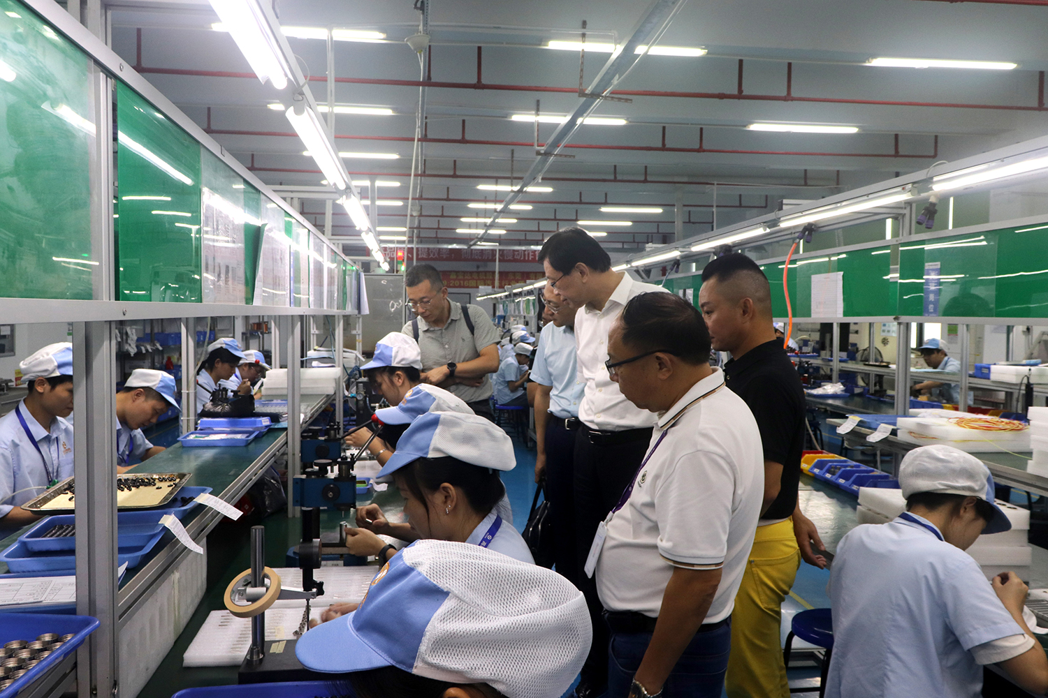 Xin warmly welcomes domestic client Mr. Fang and his team to visit our company