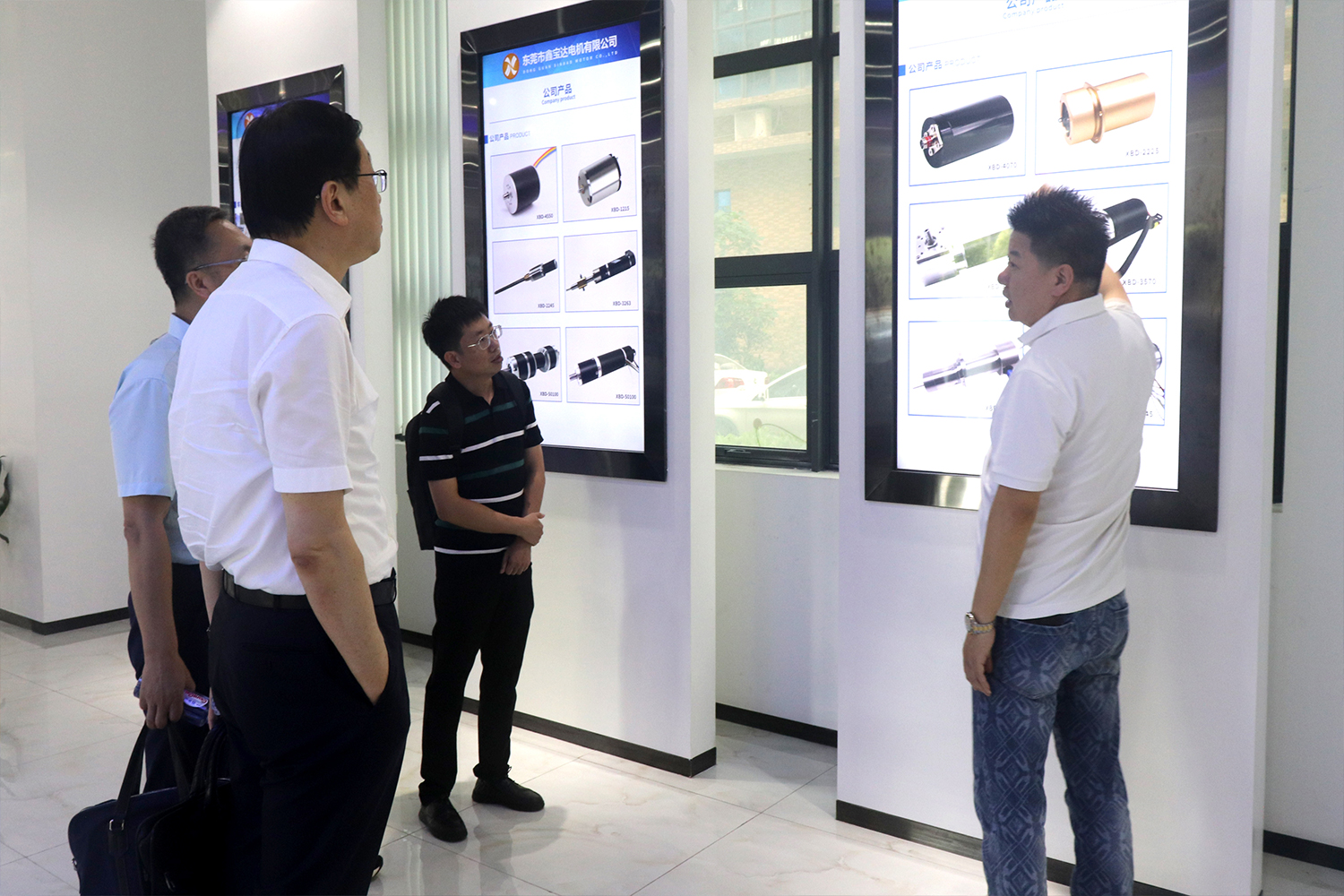 Xin warmly welcomes domestic client Mr. Fang and his team to visit our company