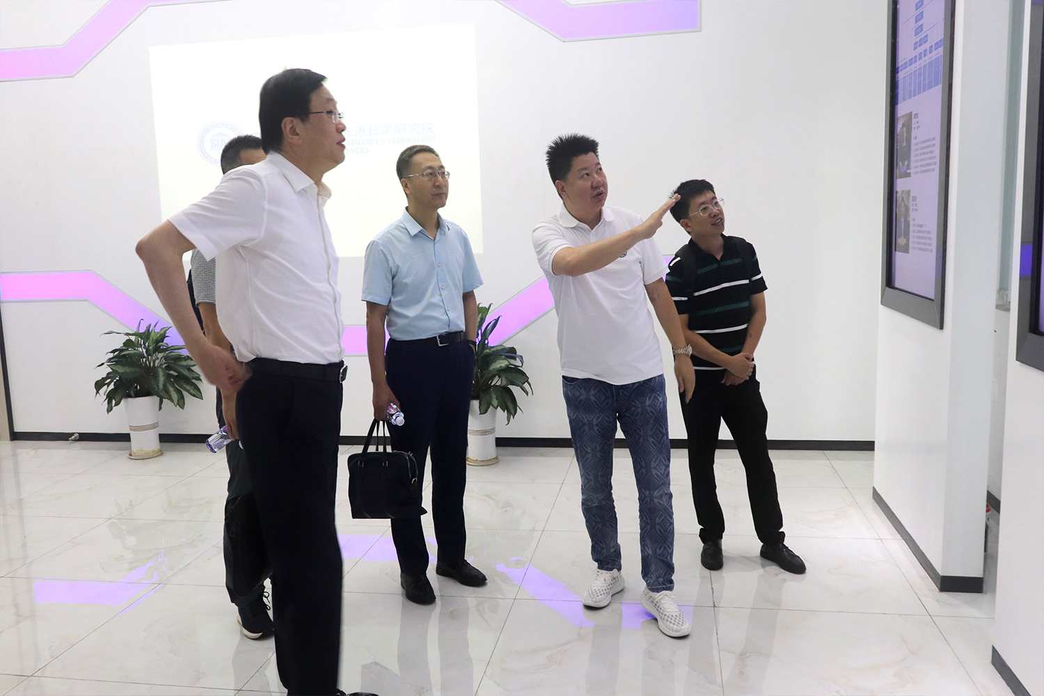 Xin warmly welcomes domestic client Mr. Fang and his team to visit our company