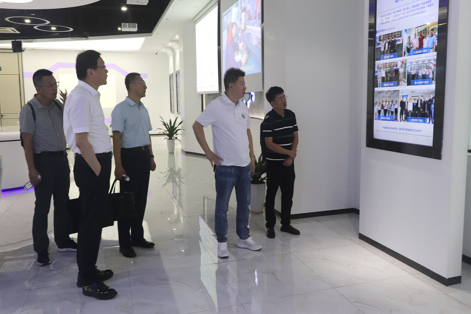 Xin warmly welcomes domestic client Mr. Fang and his team to visit our company
