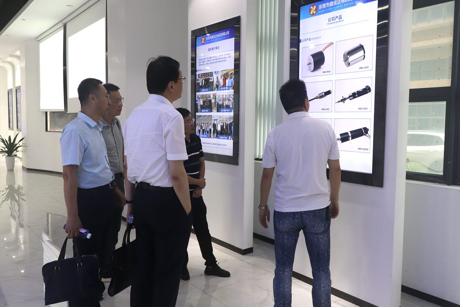 Xin warmly welcomes domestic client Mr. Fang and his team to visit our company